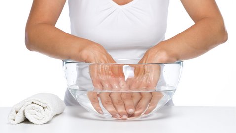 Arthritis: Hand-Fuß-Bad mit warmem (Salz)Wasser Arthritis: Hand-Fuß-Bad mit warmem (Salz)Wasser